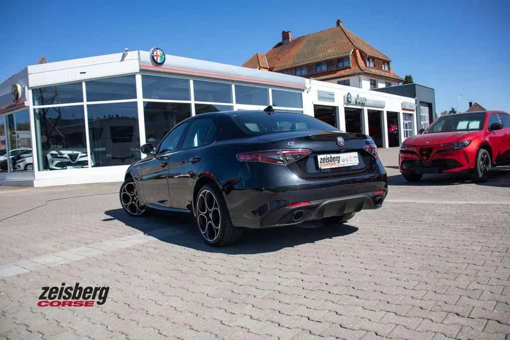 Alfa Romeo Giulia Veloce 2.0 Q4 280PS vom AR Vertragshändle 08/2023-photo-2