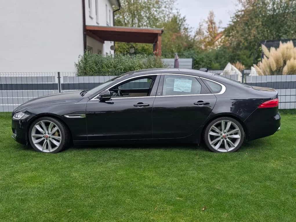 Jaguar XF 20d 180PS Portfolio Automatik Portfolio 10/2016-photo-0