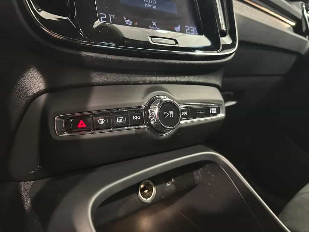 Volvo XC40 2WD*R DESIGN*LED-TEMPO-AHK-R.KAM-NAPPA-SHZ 05/2019-photo-36