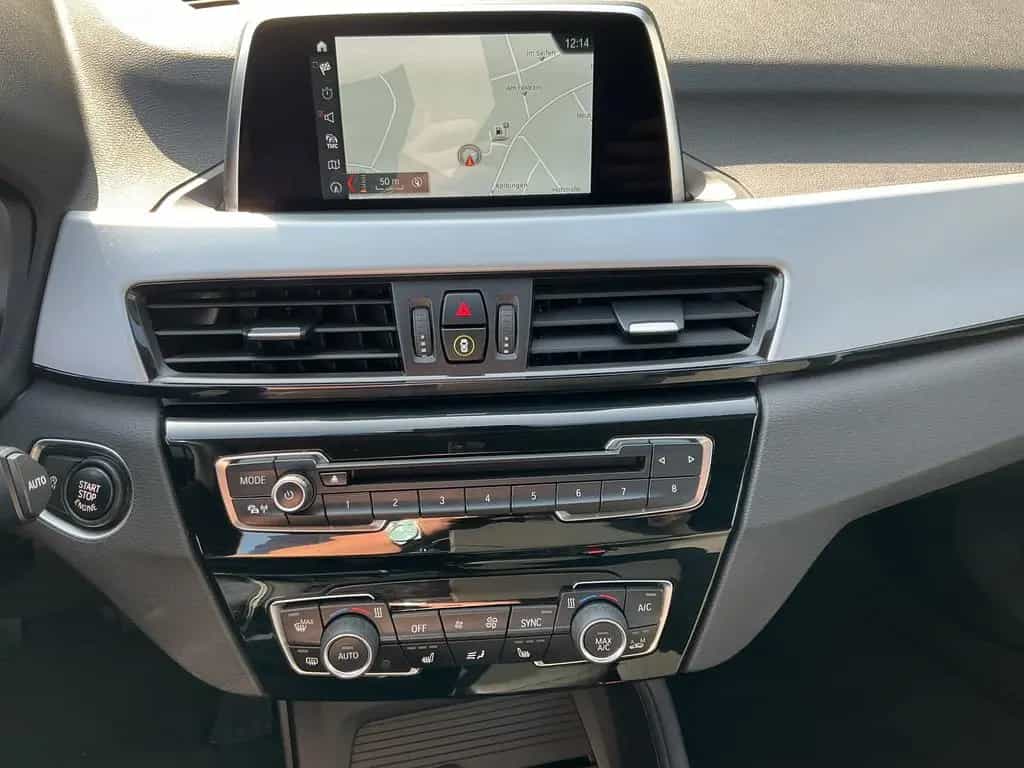 BMW X1 sDrive18i Advantage LED Kamera Navi Tempomat 03/2019-photo-12