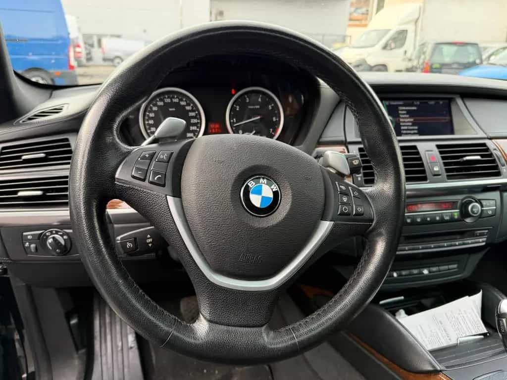 BMW X6 xDrive50i 08/2010-photo-16
