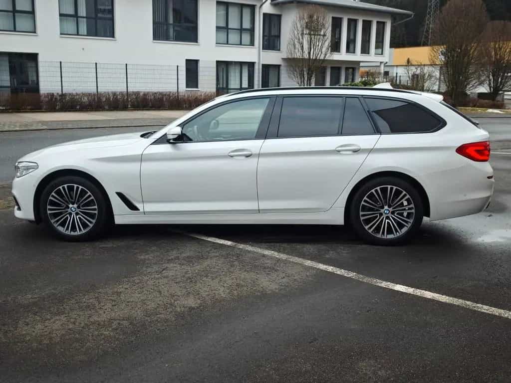 BMW 5 Series 520d xDrive Sport Line *AHK *Business*LED 08/2019-photo-3