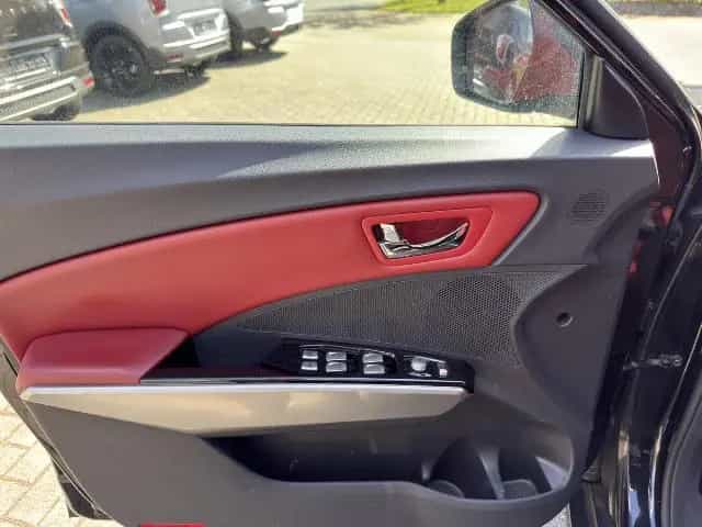 Ssangyong Tivoli Sapphire Red Rebel 1.6 P 6M/T 02/2017-photo-11
