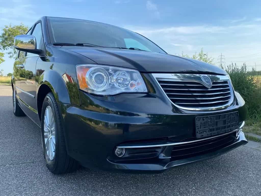 Lancia Voyager Gold 12/2011-photo-1