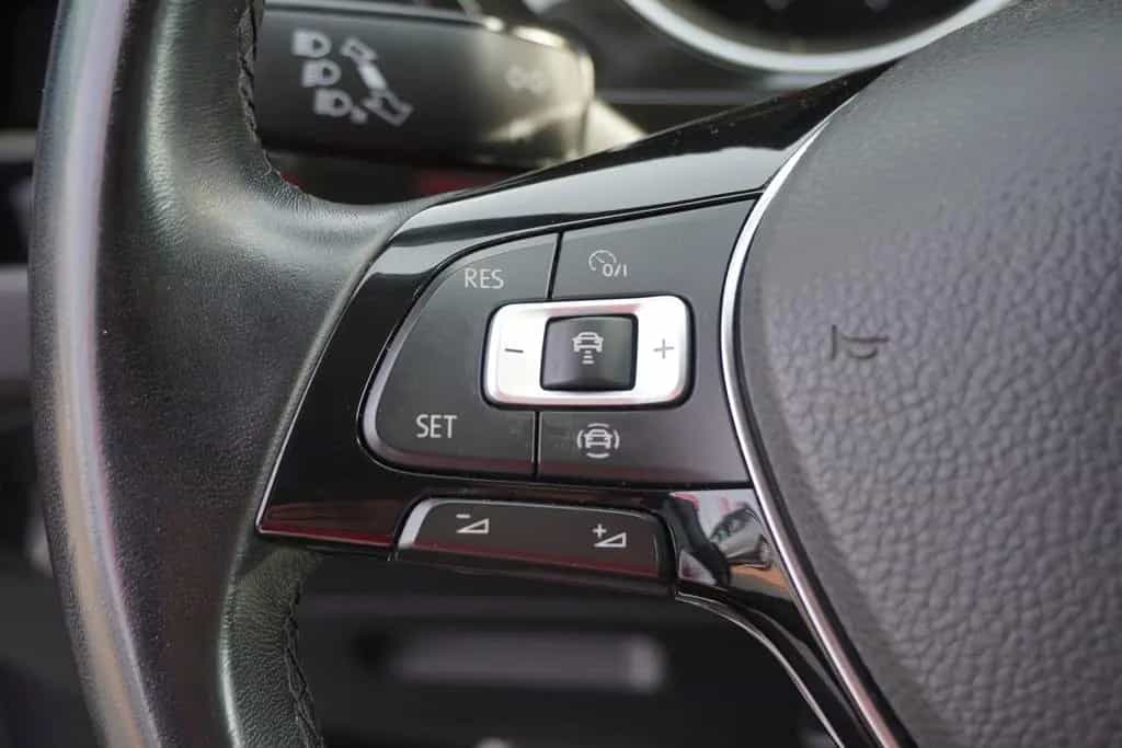 Volkswagen Touran 2.0 TDI R-Line LED Massagesitz Navi 04/2020-photo-27