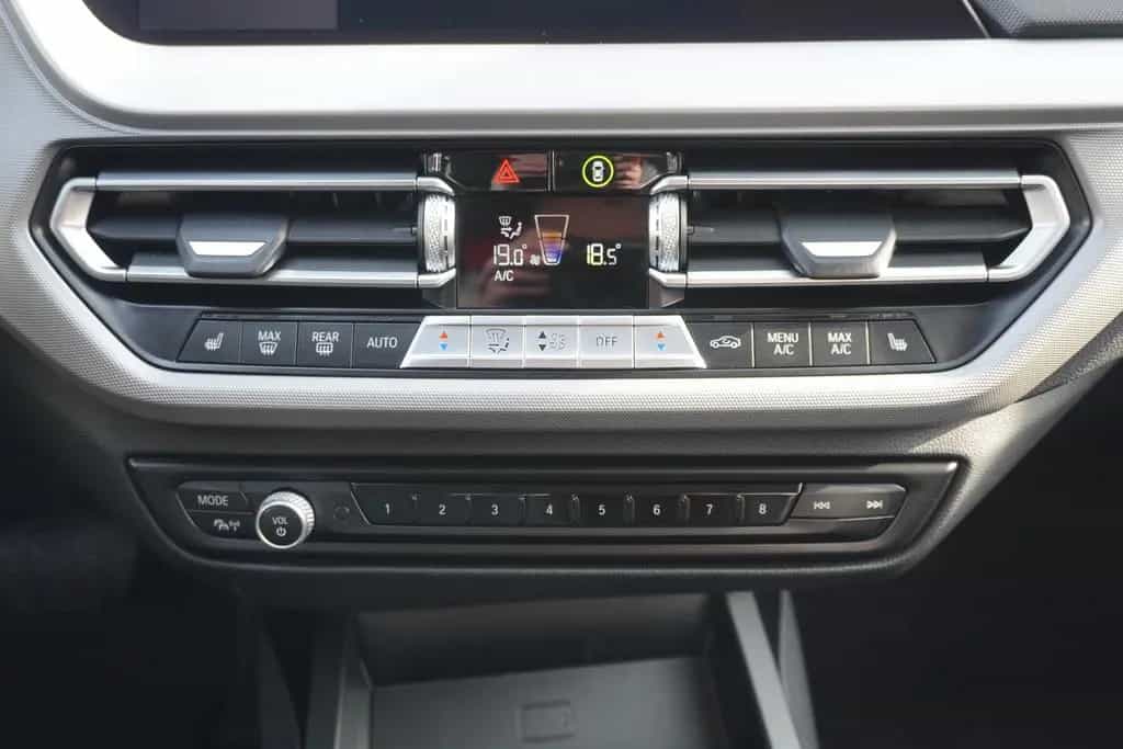 BMW 118 i Advantage Shadow Line Klimaaut. LED Navi 03/2021-photo-17