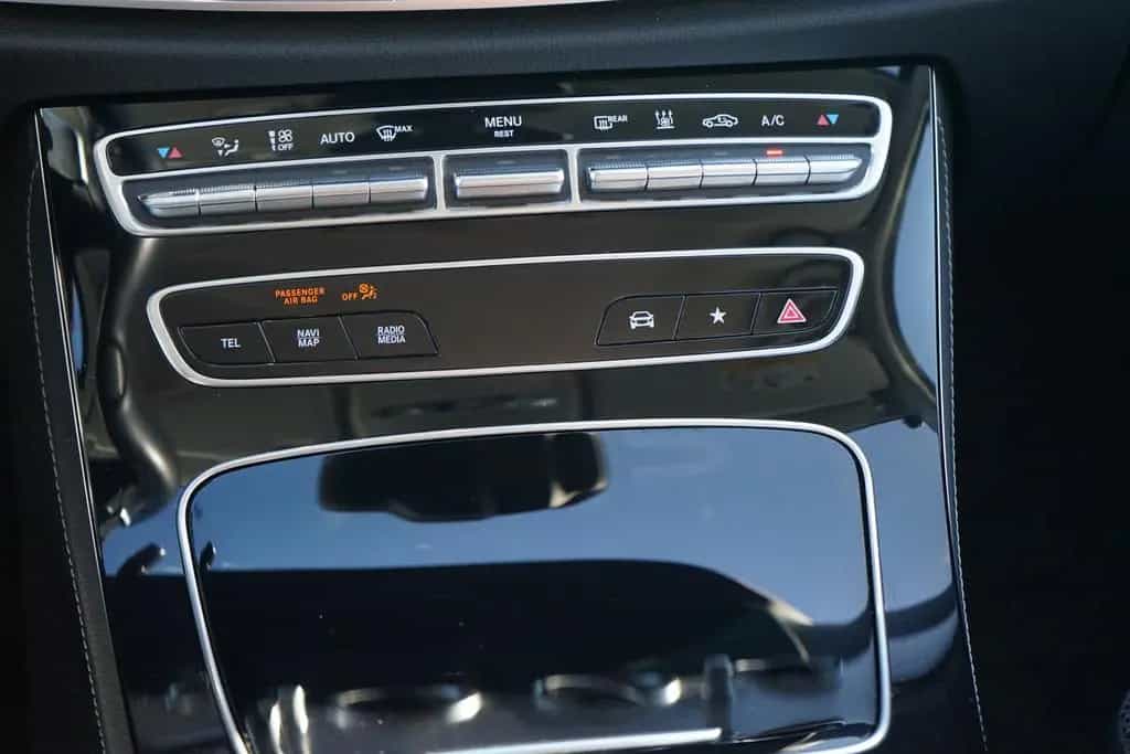 Mercedes-Benz E-Class E220 d Avantgarde 4-Matic LED Navi ACC AHK 01/2021-photo-19
