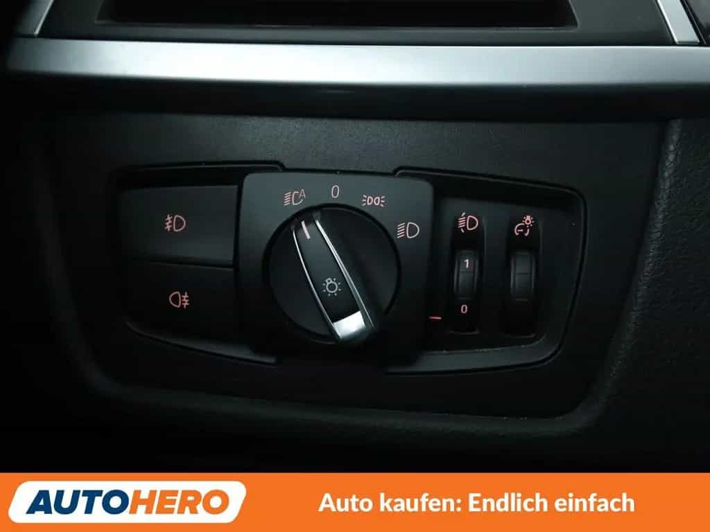 BMW 3 Series 320i Sport Line Aut.*NAVI*TEMPO*PDC*SHZ*ALU* 09/2018-photo-25