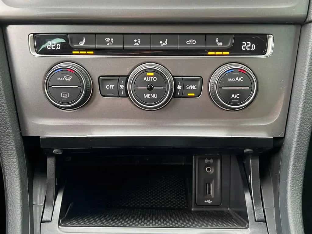 Volkswagen Golf VII 1.4 TSI Variant Lounge+Bi-X+TWA+TEMPO 08/2015-photo-16