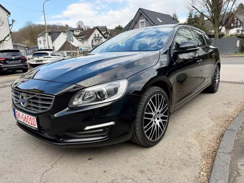 Volvo V60 KombiLinjeSvart LederXenonKameraGaranti8Fach 07/2017-photo-0