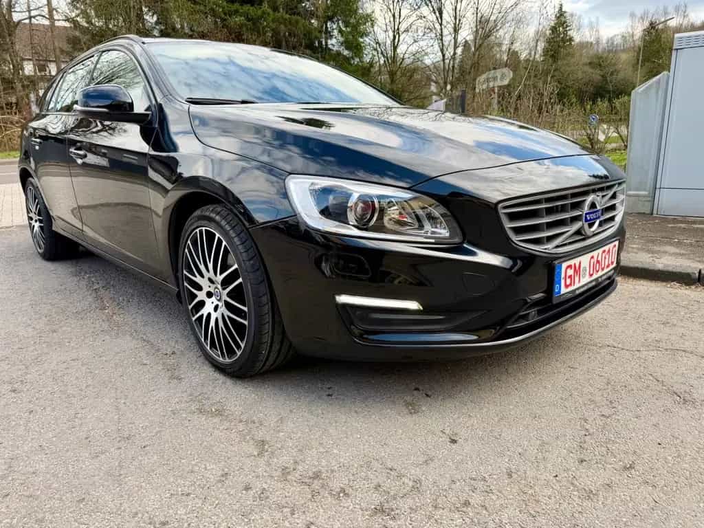 Volvo V60 KombiLinjeSvart LederXenonKameraGaranti8Fach 07/2017-photo-1