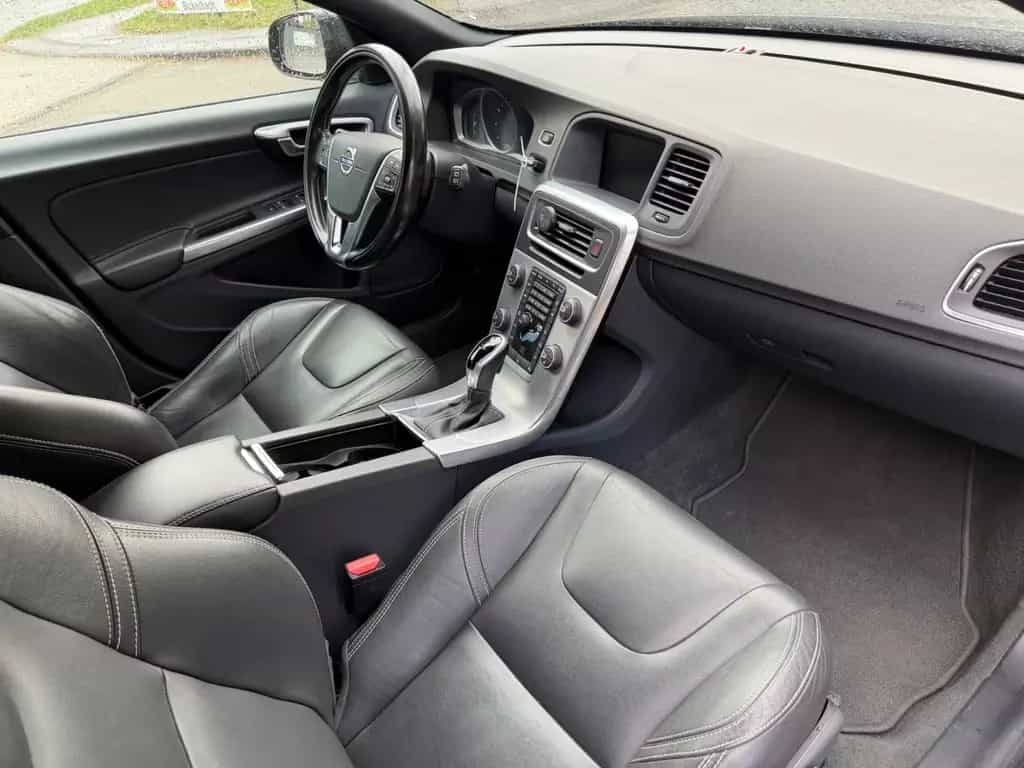 Volvo V60 KombiLinjeSvart LederXenonKameraGaranti8Fach 07/2017-photo-12