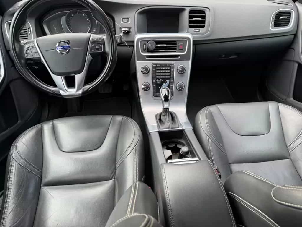 Volvo V60 KombiLinjeSvart LederXenonKameraGaranti8Fach 07/2017-photo-13