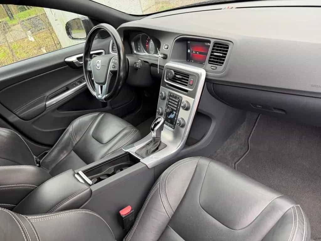 Volvo V60 KombiLinjeSvart LederXenonKameraGaranti8Fach 07/2017-photo-18