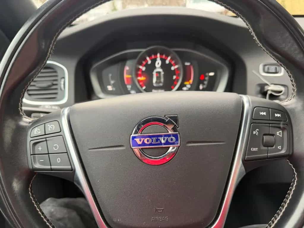 Volvo V60 KombiLinjeSvart LederXenonKameraGaranti8Fach 07/2017-photo-19