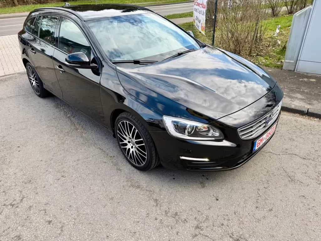 Volvo V60 KombiLinjeSvart LederXenonKameraGaranti8Fach 07/2017-photo-2