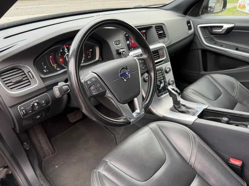 Volvo V60 KombiLinjeSvart LederXenonKameraGaranti8Fach 07/2017-photo-20
