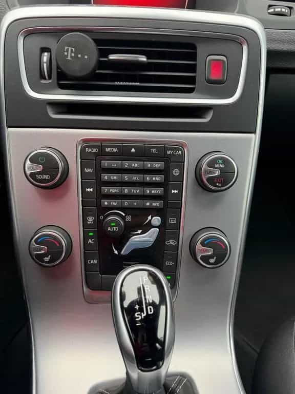 Volvo V60 KombiLinjeSvart LederXenonKameraGaranti8Fach 07/2017-photo-23