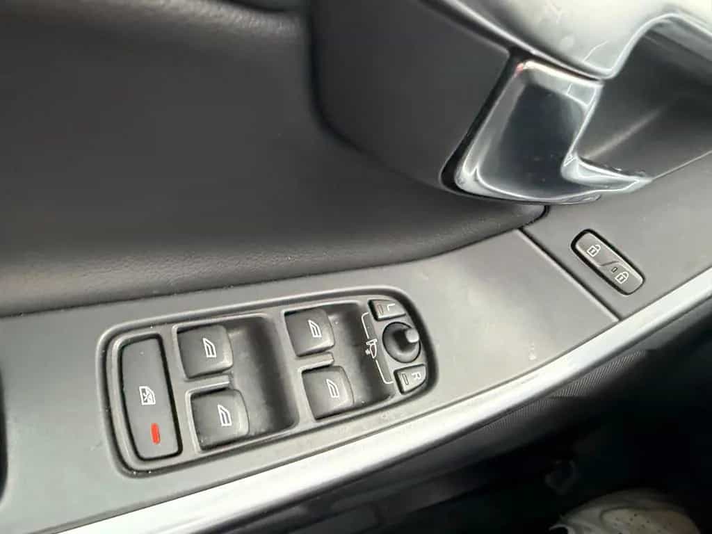 Volvo V60 KombiLinjeSvart LederXenonKameraGaranti8Fach 07/2017-photo-28