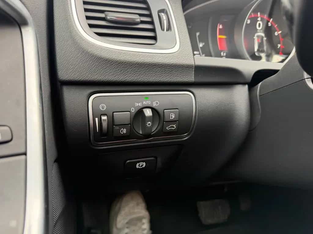 Volvo V60 KombiLinjeSvart LederXenonKameraGaranti8Fach 07/2017-photo-29