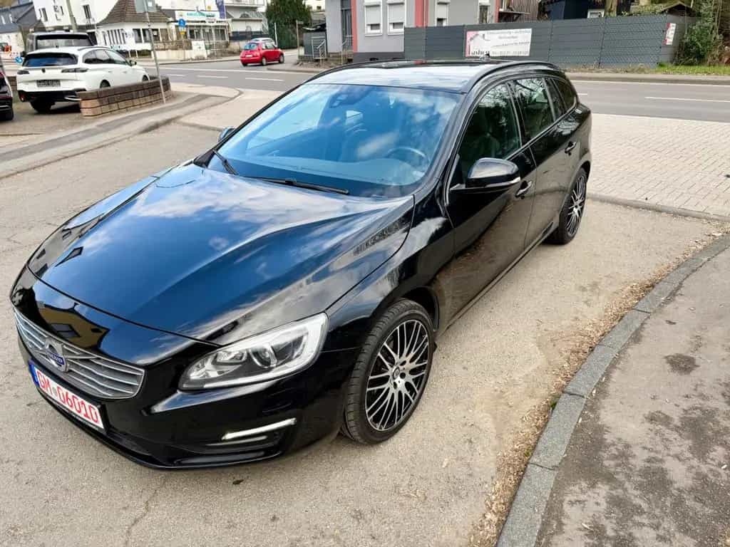 Volvo V60 KombiLinjeSvart LederXenonKameraGaranti8Fach 07/2017-photo-3