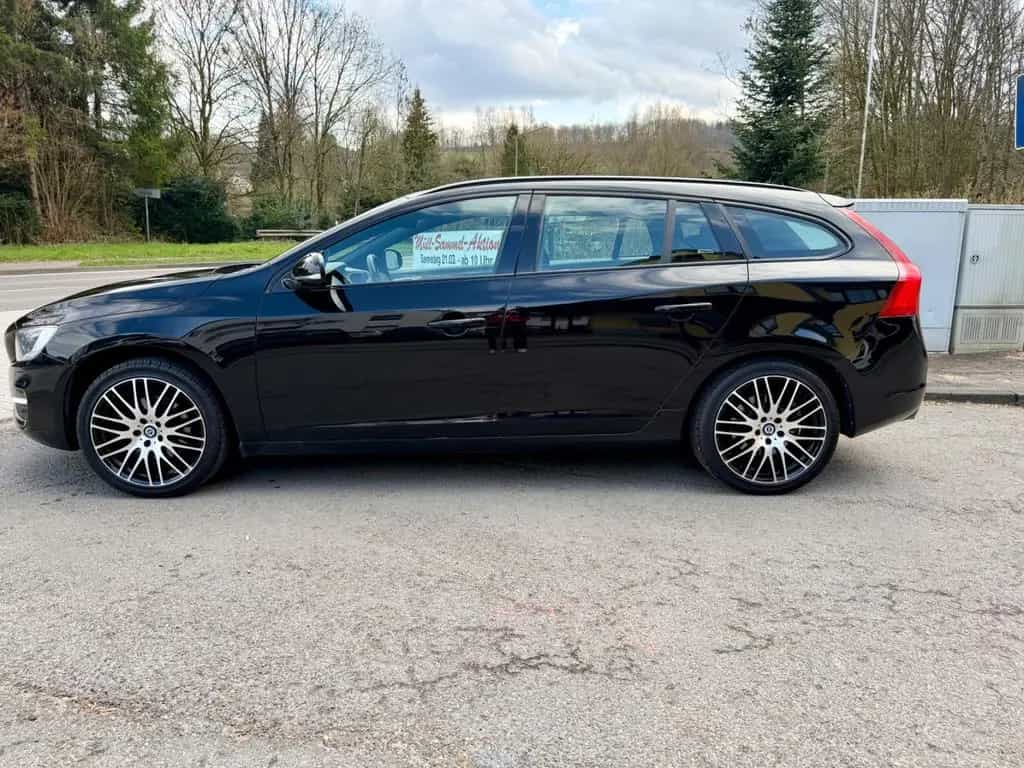 Volvo V60 KombiLinjeSvart LederXenonKameraGaranti8Fach 07/2017-photo-4