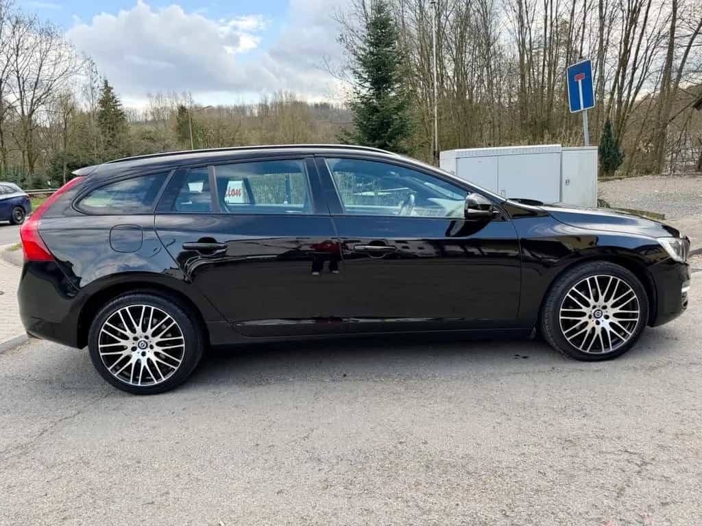 Volvo V60 KombiLinjeSvart LederXenonKameraGaranti8Fach 07/2017-photo-5