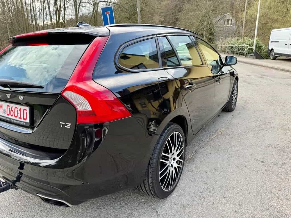 Volvo V60 KombiLinjeSvart LederXenonKameraGaranti8Fach 07/2017-photo-6