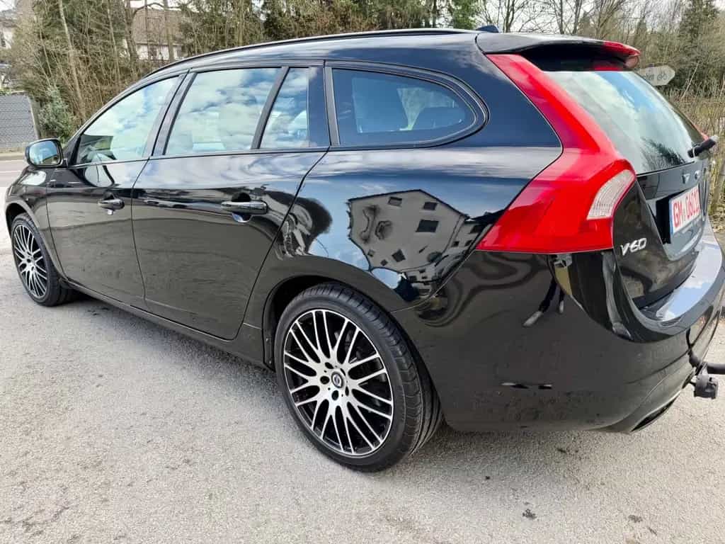 Volvo V60 KombiLinjeSvart LederXenonKameraGaranti8Fach 07/2017-photo-7
