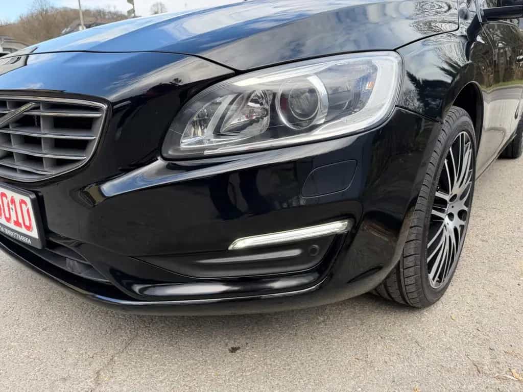 Volvo V60 KombiLinjeSvart LederXenonKameraGaranti8Fach 07/2017-photo-9