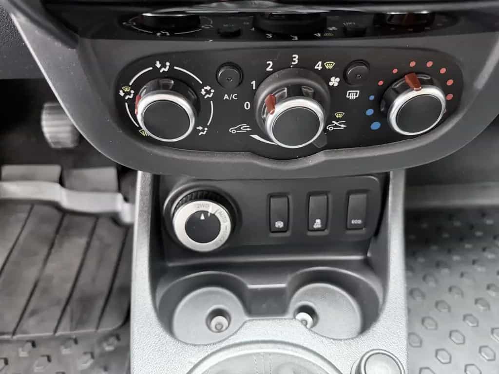 Dacia Duster BLACK SHADOW 4X4 KLIMA+NAV+KAMERA+AHK+TÜV 08/2017-photo-16