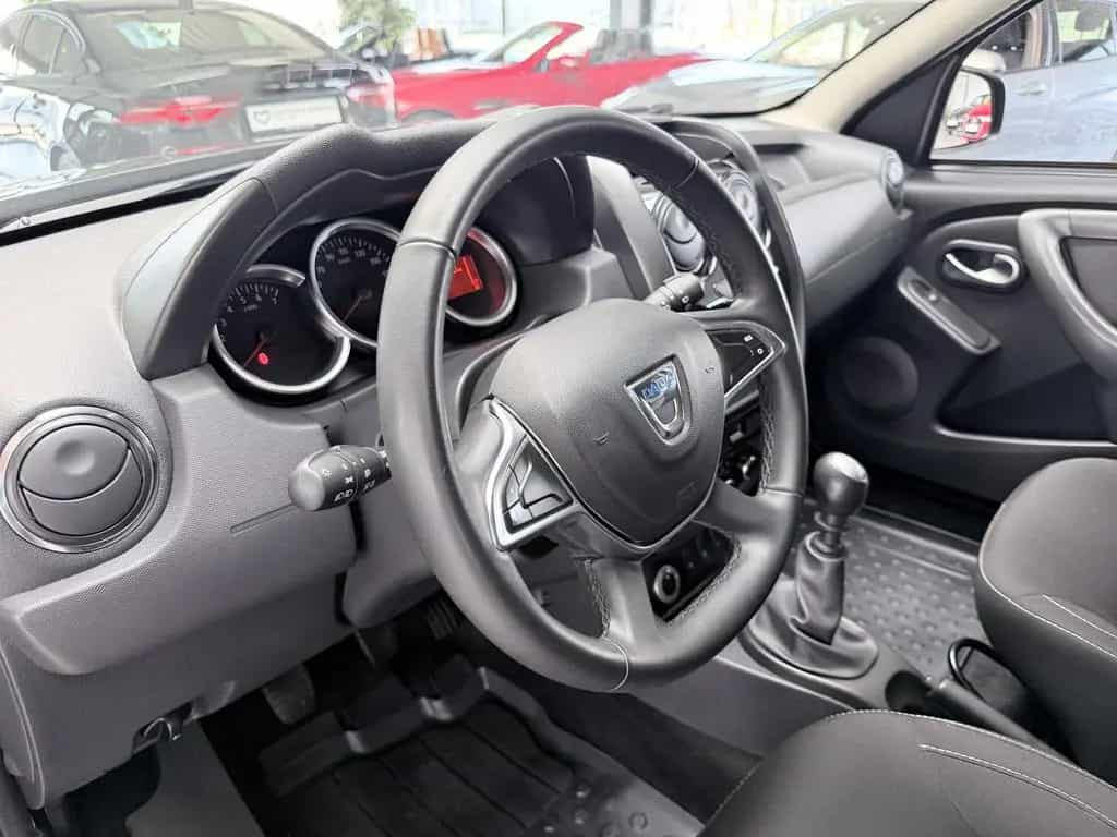 Dacia Duster BLACK SHADOW 4X4 KLIMA+NAV+KAMERA+AHK+TÜV 08/2017-photo-5