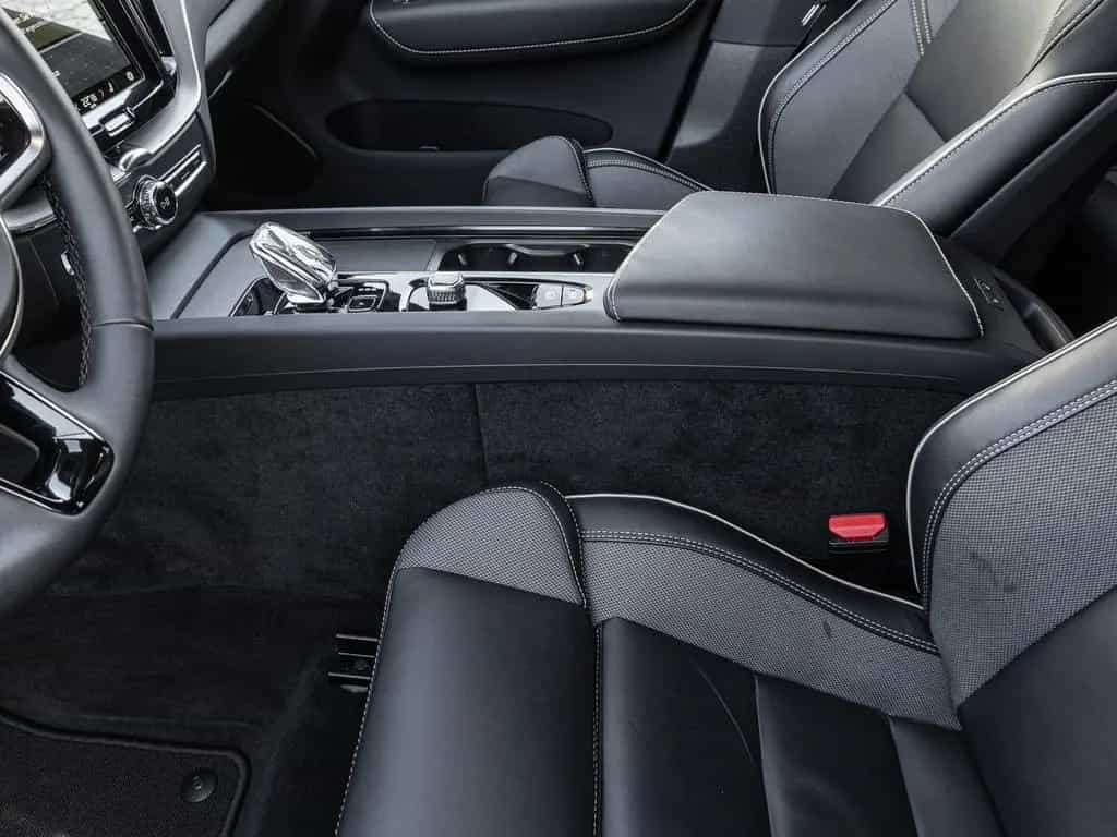 Volvo XC60 Plus Dark 2WD AHK Leder Digitales Cockpit M 01/2024-photo-11