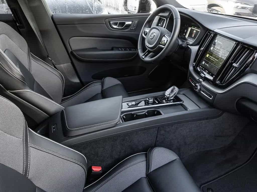 Volvo XC60 Plus Dark 2WD AHK Leder Digitales Cockpit M 01/2024-photo-3