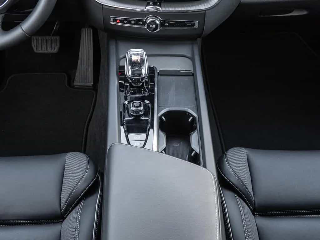 Volvo XC60 Plus Dark 2WD AHK Leder Digitales Cockpit M 01/2024-photo-9
