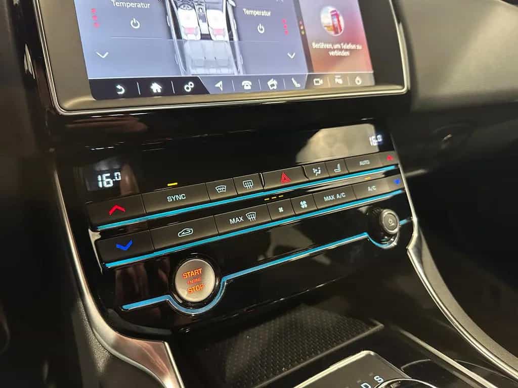 Jaguar XE 20d*R SPORT*BLACK PACK-XENON-R.KAM-ACC-SHZ-18 02/2019-photo-35