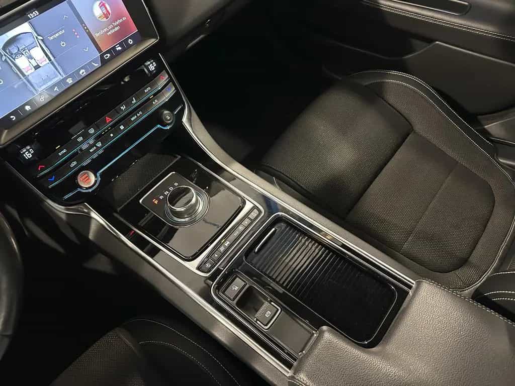 Jaguar XE 20d*R SPORT*BLACK PACK-XENON-R.KAM-ACC-SHZ-18 02/2019-photo-36