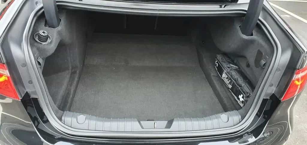 Jaguar XF Black R Sport 03/2018-photo-1