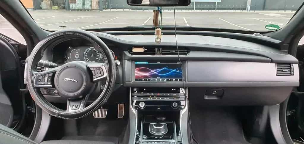 Jaguar XF Black R Sport 03/2018-photo-10