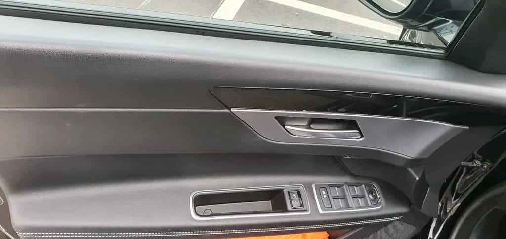 Jaguar XF Black R Sport 03/2018-photo-3
