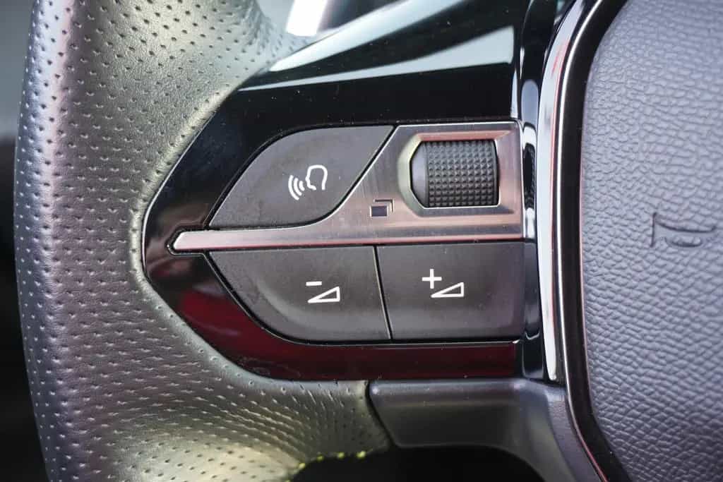 Peugeot 2008 1.2 PureTech GT LED Kamera Sitzheizung 03/2023-photo-14