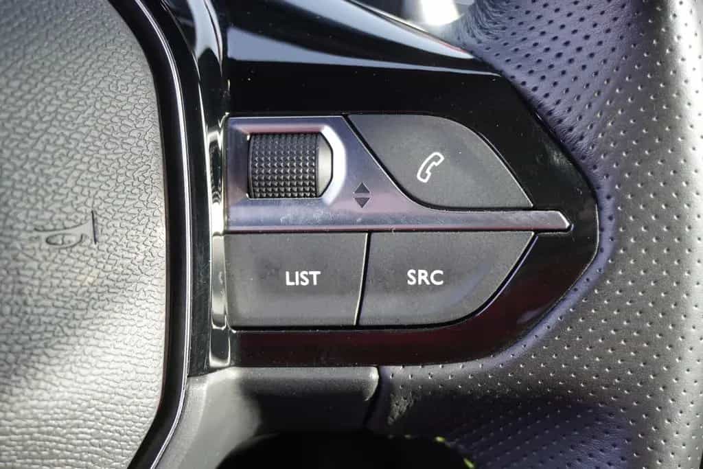Peugeot 2008 1.2 PureTech GT LED Kamera Sitzheizung 03/2023-photo-15