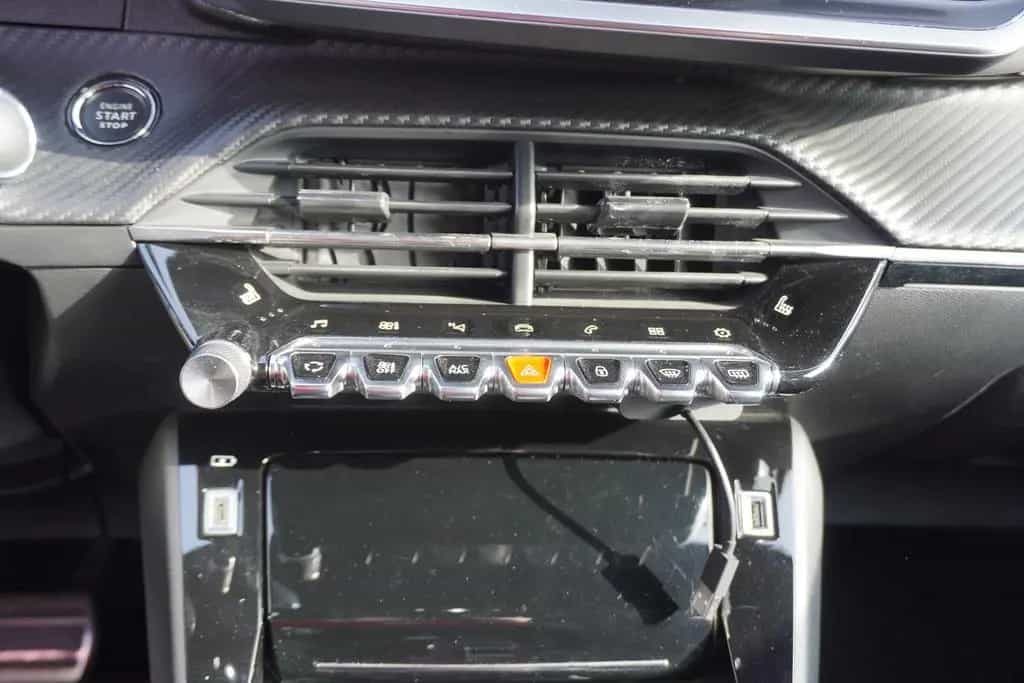 Peugeot 2008 1.2 PureTech GT LED Kamera Sitzheizung 03/2023-photo-23
