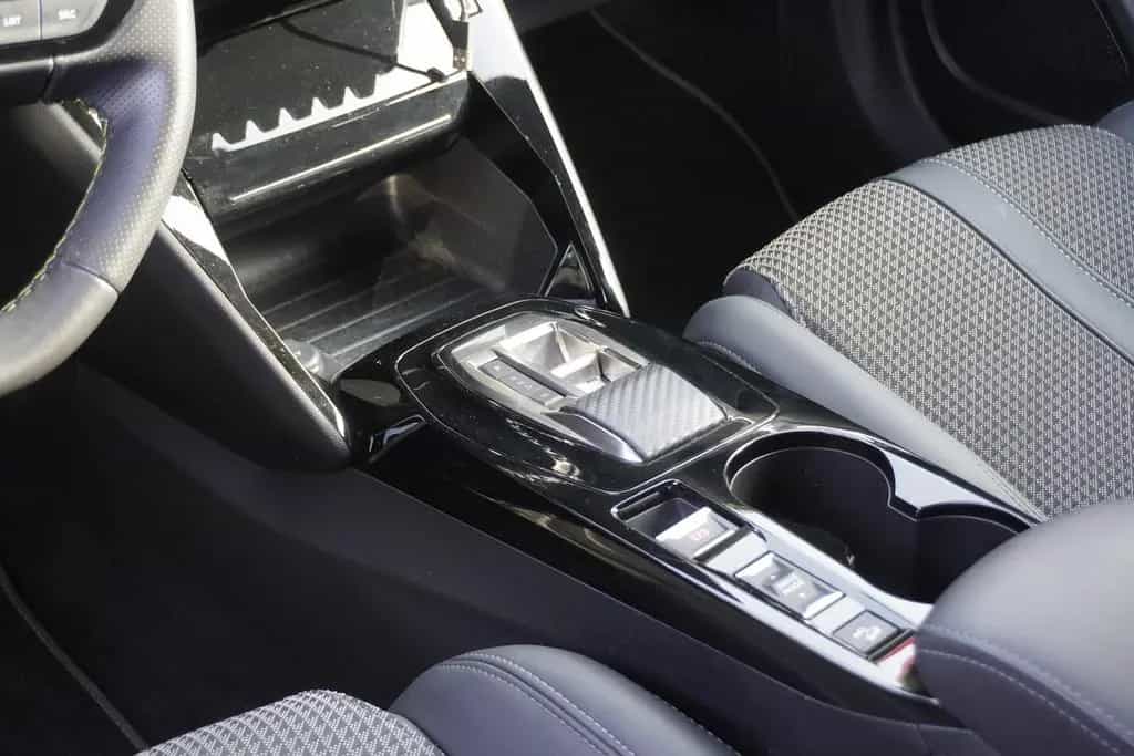 Peugeot 2008 1.2 PureTech GT LED Kamera Sitzheizung 03/2023-photo-26