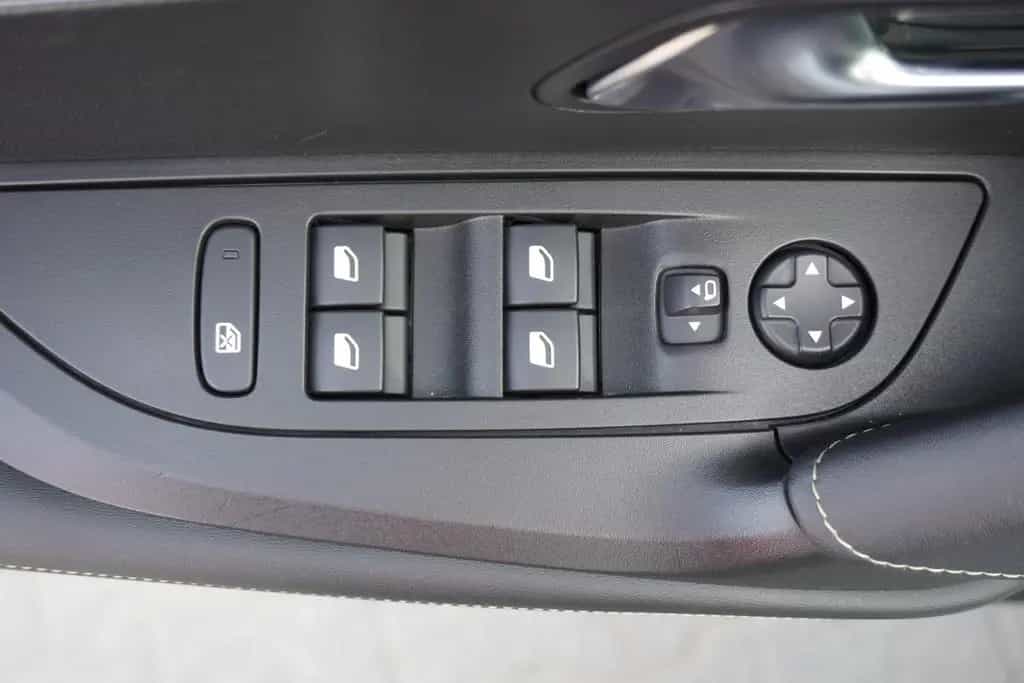 Peugeot 2008 1.2 PureTech GT LED Kamera Sitzheizung 03/2023-photo-28