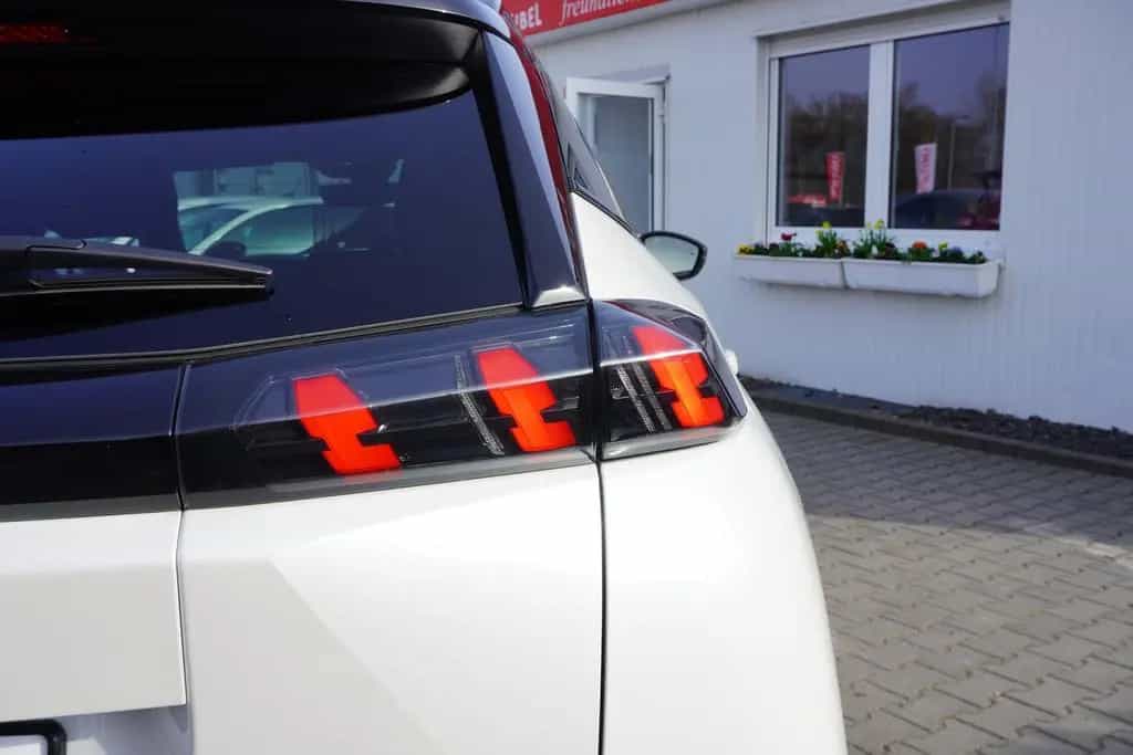Peugeot 2008 1.2 PureTech GT LED Kamera Sitzheizung 03/2023-photo-31