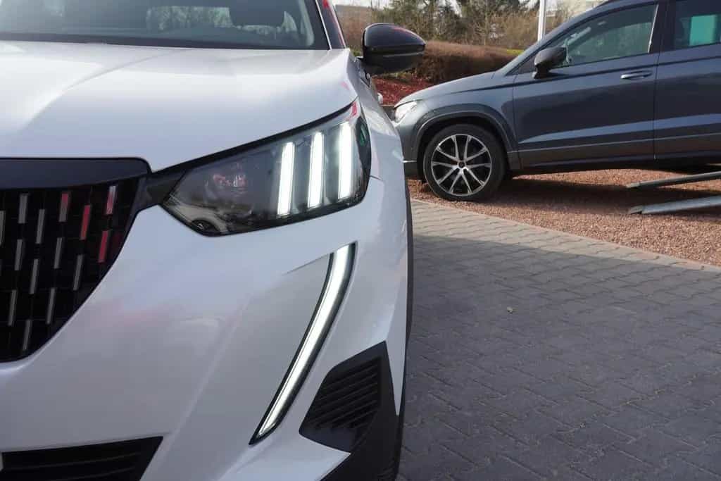 Peugeot 2008 1.2 PureTech GT LED Kamera Sitzheizung 03/2023-photo-33