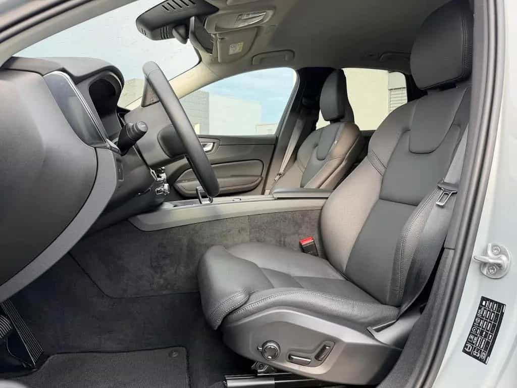 Volvo XC60 B5 Plus Dark AWD 02/2025-photo-2
