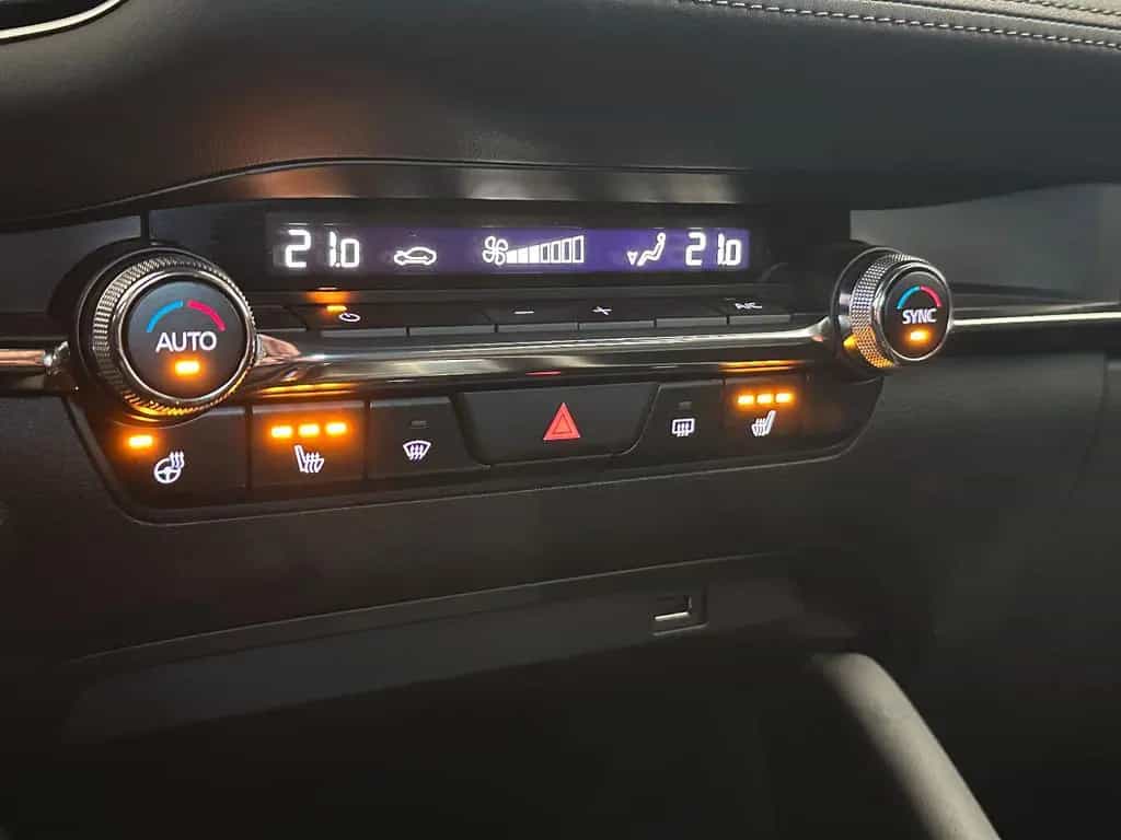 Mazda 3 Lim.*SELECTION*MATRIX-ACC-SPUR-TOT.W-R.KAM-HUD 08/2021-photo-34