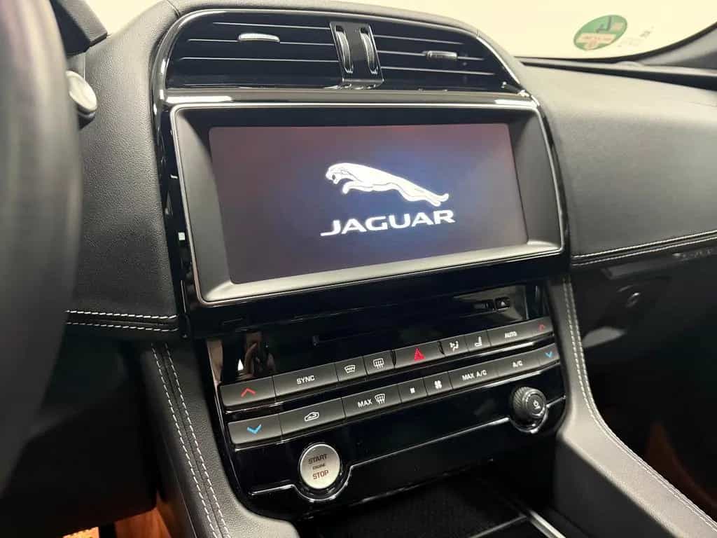 Jaguar F-Pace S AWD | BlackPack - 22" Helix - Panorama! 01/2017-photo-18